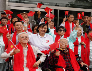 耀彩网举办离退休职工“庆祝建党100周年暨我和党旗合个影”健身走